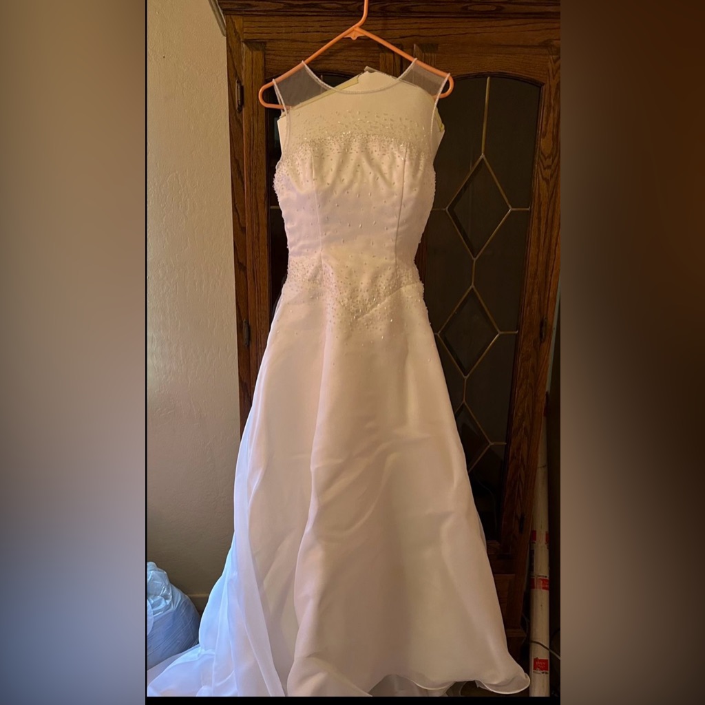 Chic White Sleeveless Wedding Gown